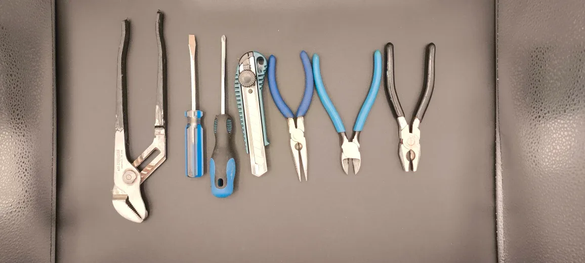 Mixed Hand Tool Set - Pliers, Screwdrivers, Utility Knife image indicator(2)