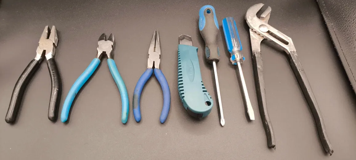 Mixed Hand Tool Set - Pliers, Screwdrivers, Utility Knife image indicator(3)