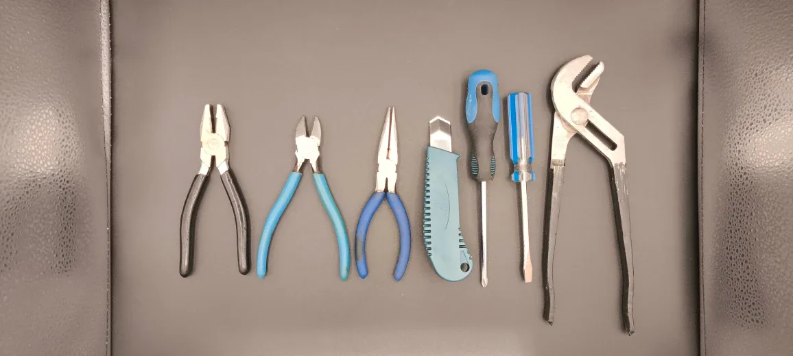 Mixed Hand Tool Set - Pliers, Screwdrivers, Utility Knife image indicator(4)