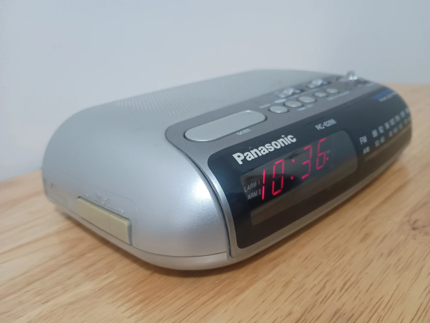 Panasonic RC-6288 FM-AM Clock Radio - photo 3