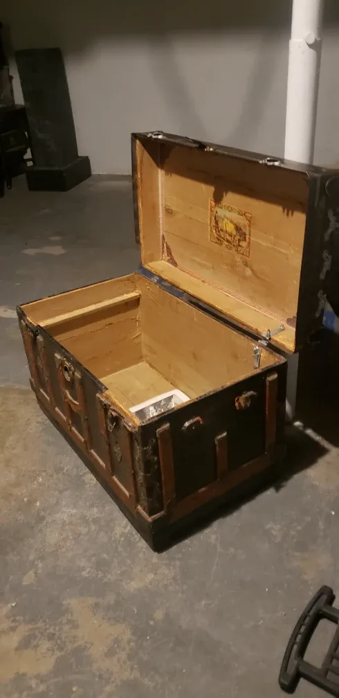 Antique Steamer Trunk image indicator(2)