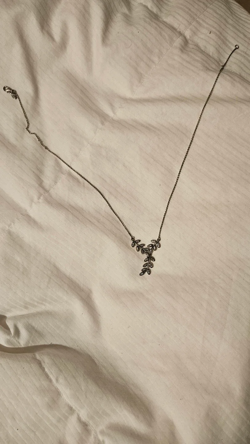 Leaf Design Silver Necklace Pandora image indicator(2)