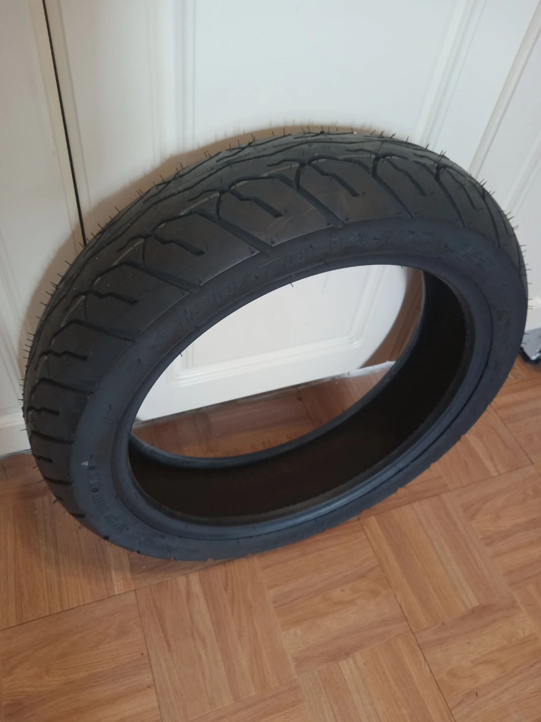 Motorcycle Tire 120/70-14 M/C 55P Tubeless