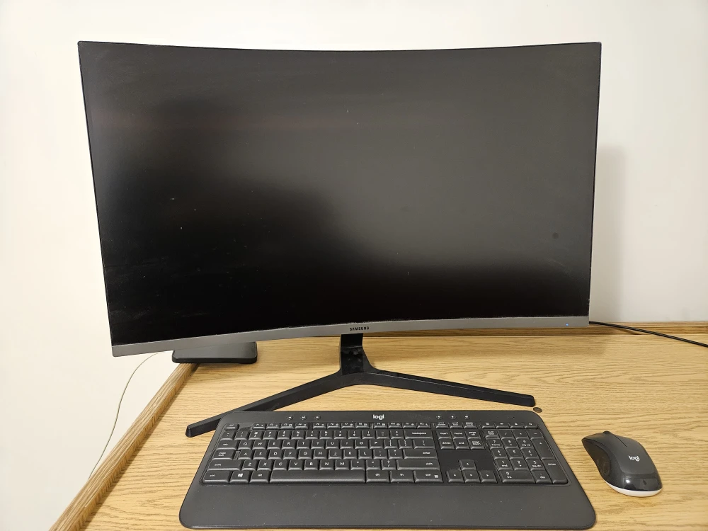 Samsung 32" Curved Monitor & Logitech Keyboard