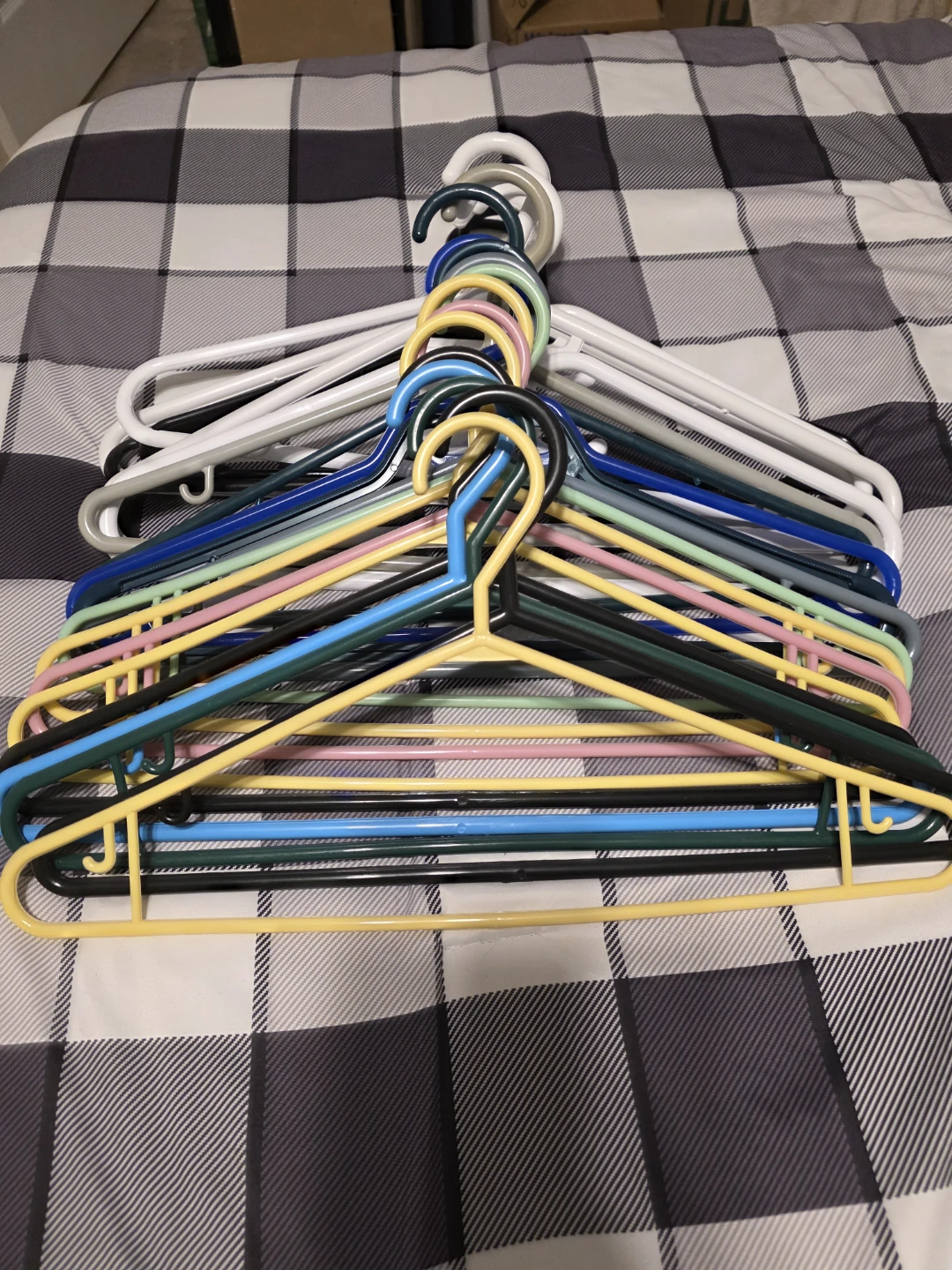 20 assorted plastic hangers