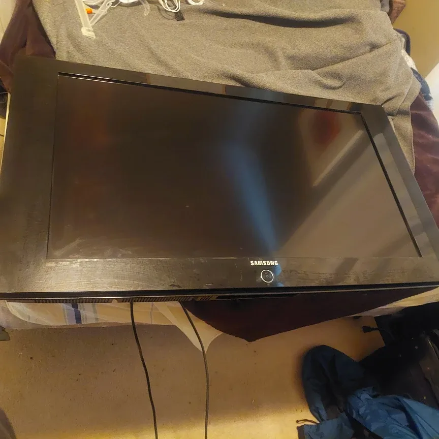 Samsung TV 42×24 works great