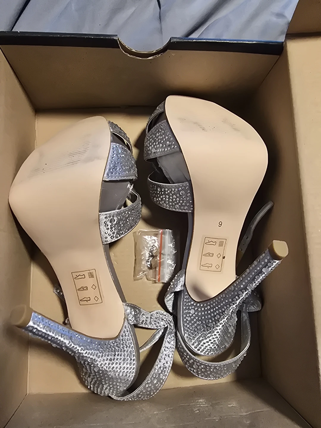 Le Chateau Silver Heels - Size 9 - photo 3