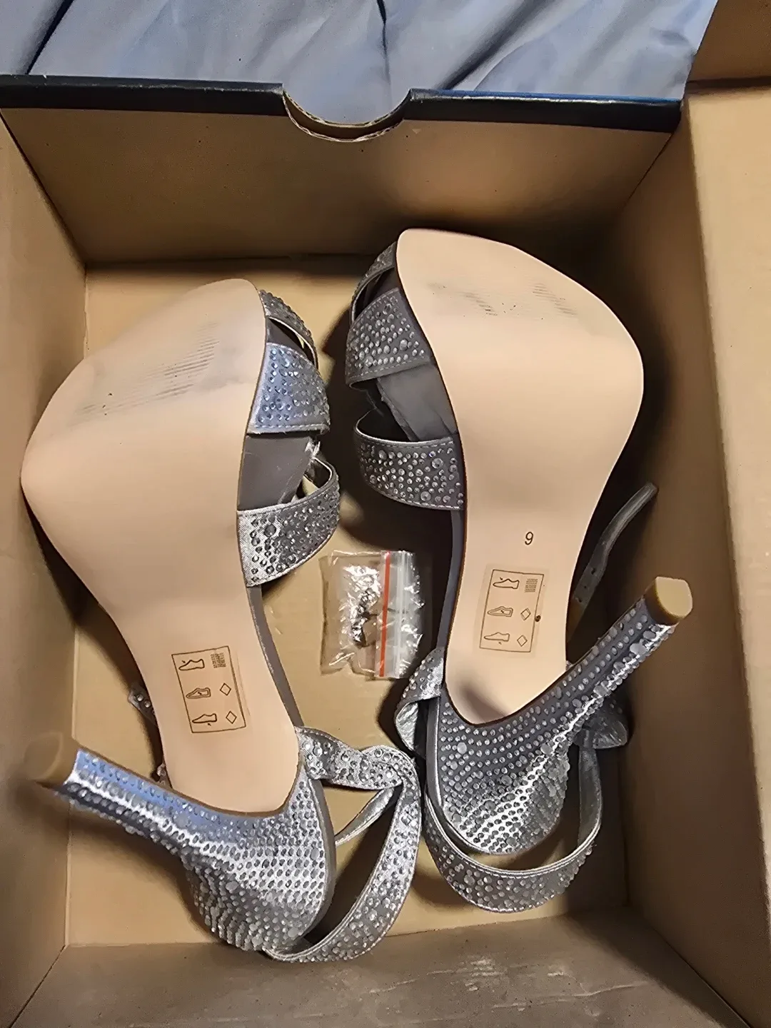 Le Chateau Silver Heels - Size 9 image indicator(3)