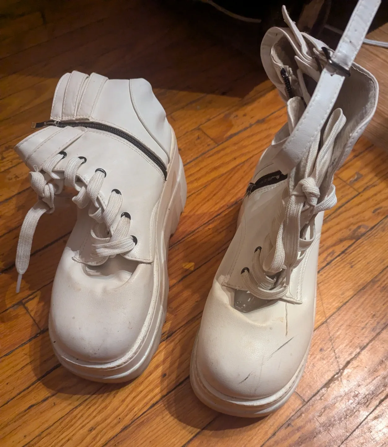 White Platform Boots image indicator(2)