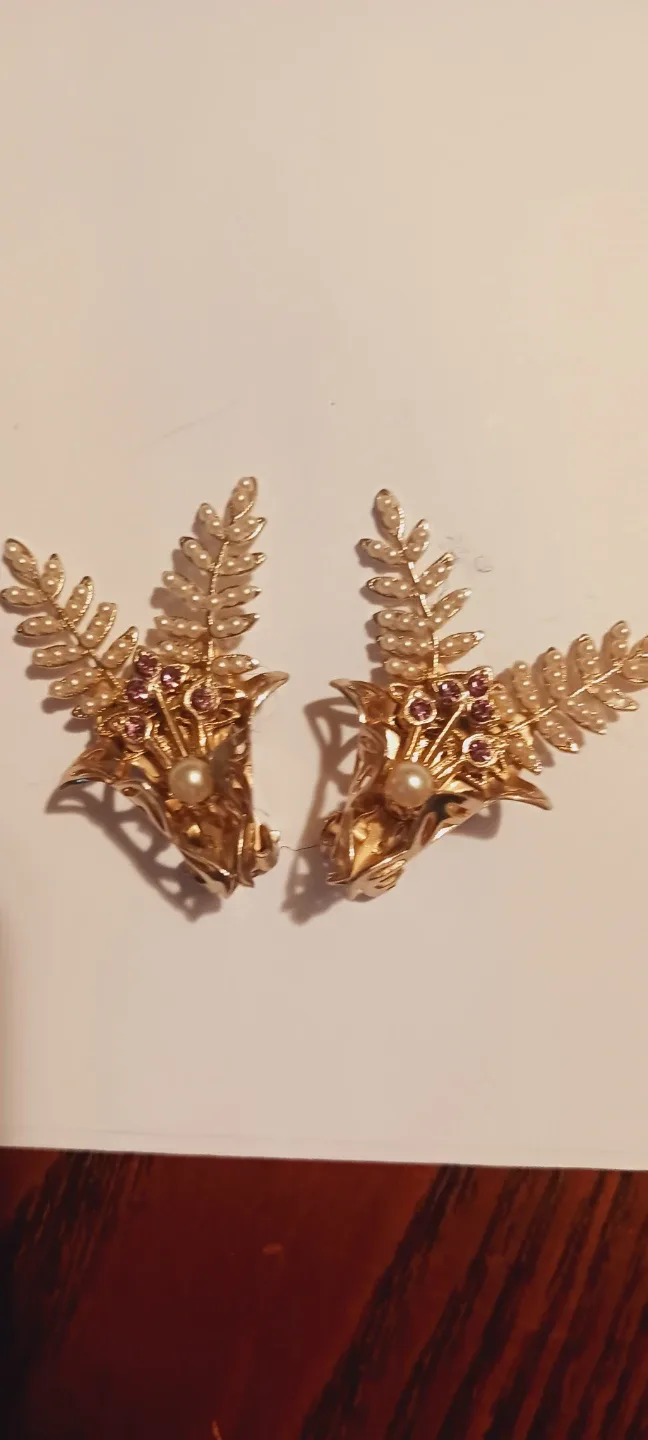 Cute 🎄 Holiday Gold Tone Pearl Floral Clip-on Earrings