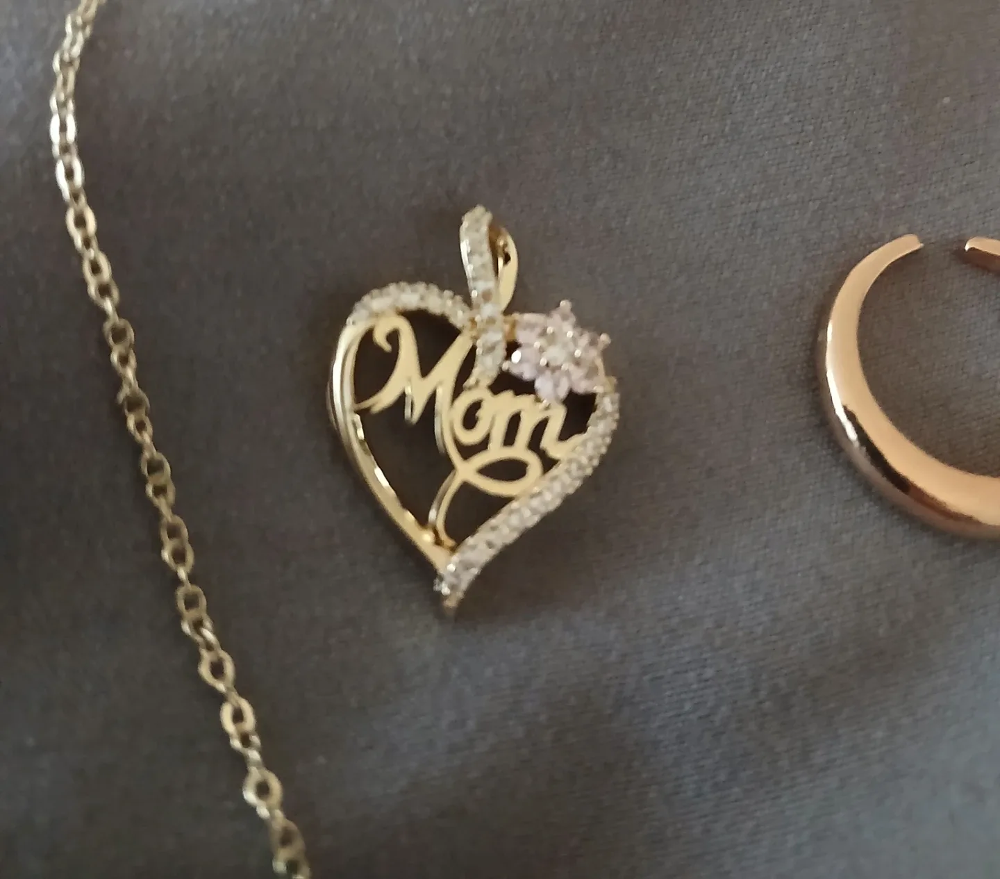 Gold 'Mom' Heart Pendant Necklace image indicator(2)