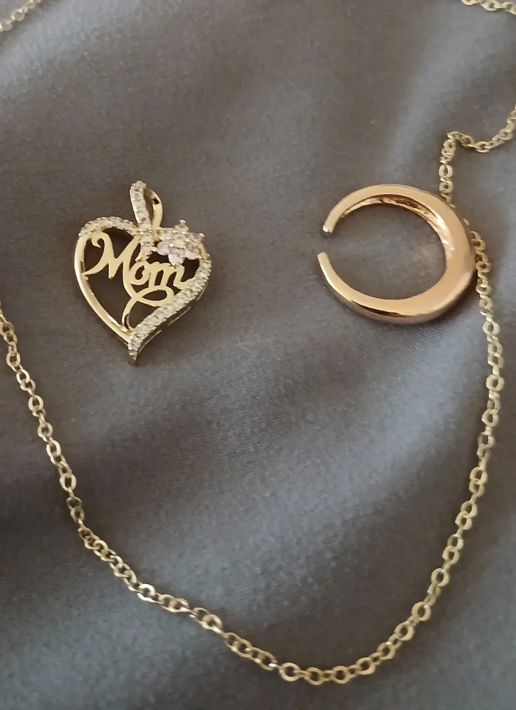 Gold 'Mom' Heart Pendant Necklace image indicator(4)