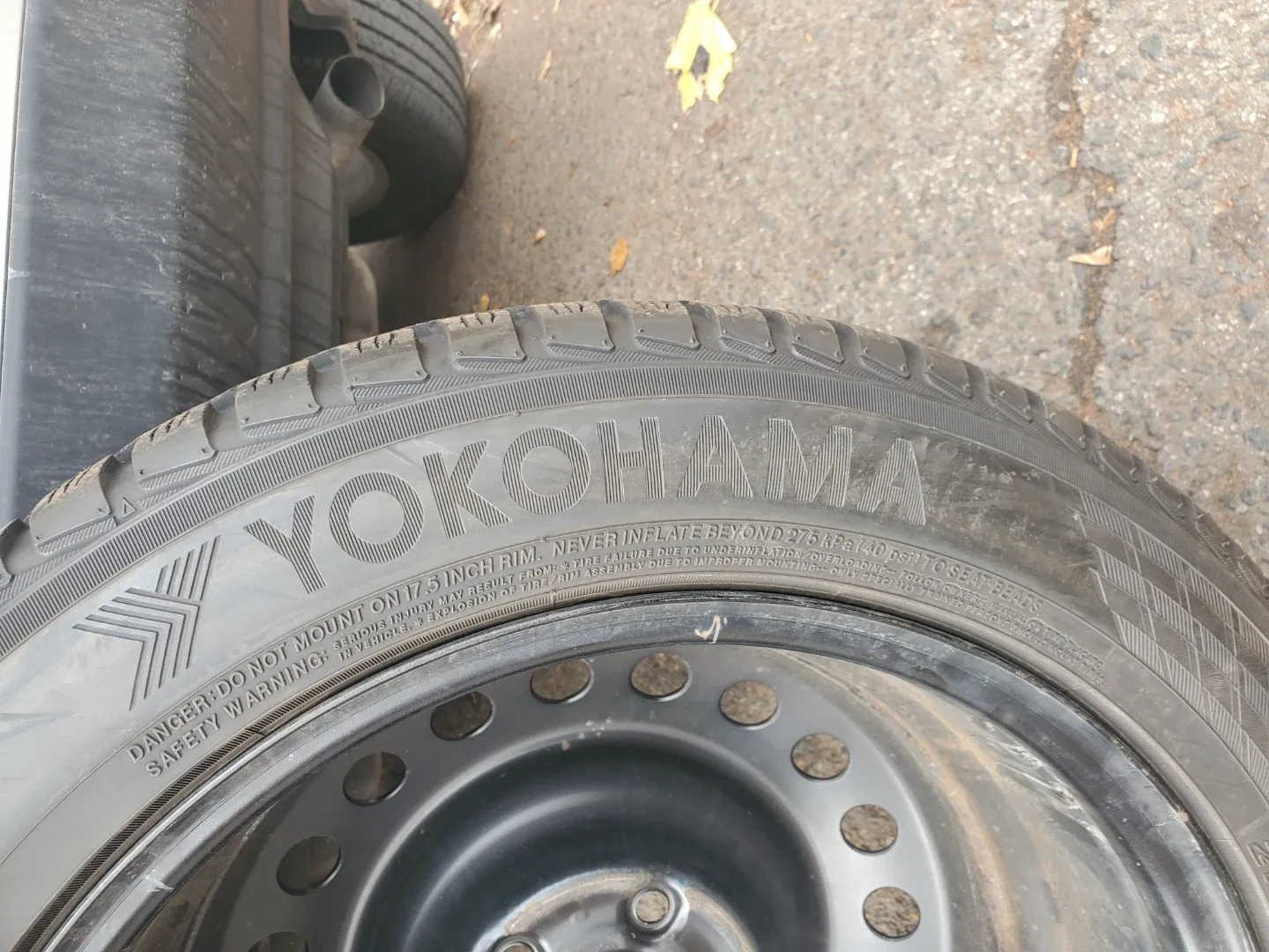 Yokohama 215/55R17 Winter Tires on Rims image indicator(4)