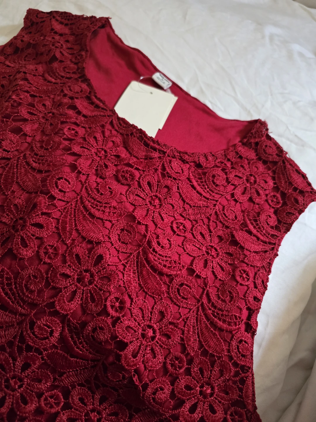 Uniqlo Japan Beautiful Red Lace Sleeveless Top - Size M New - photo 3