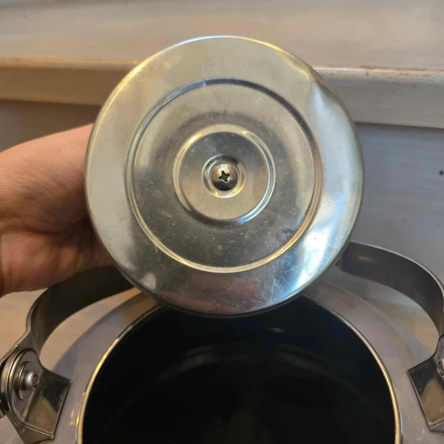 Le Creuset Whistling Tea Kettle Grey image indicator(8)