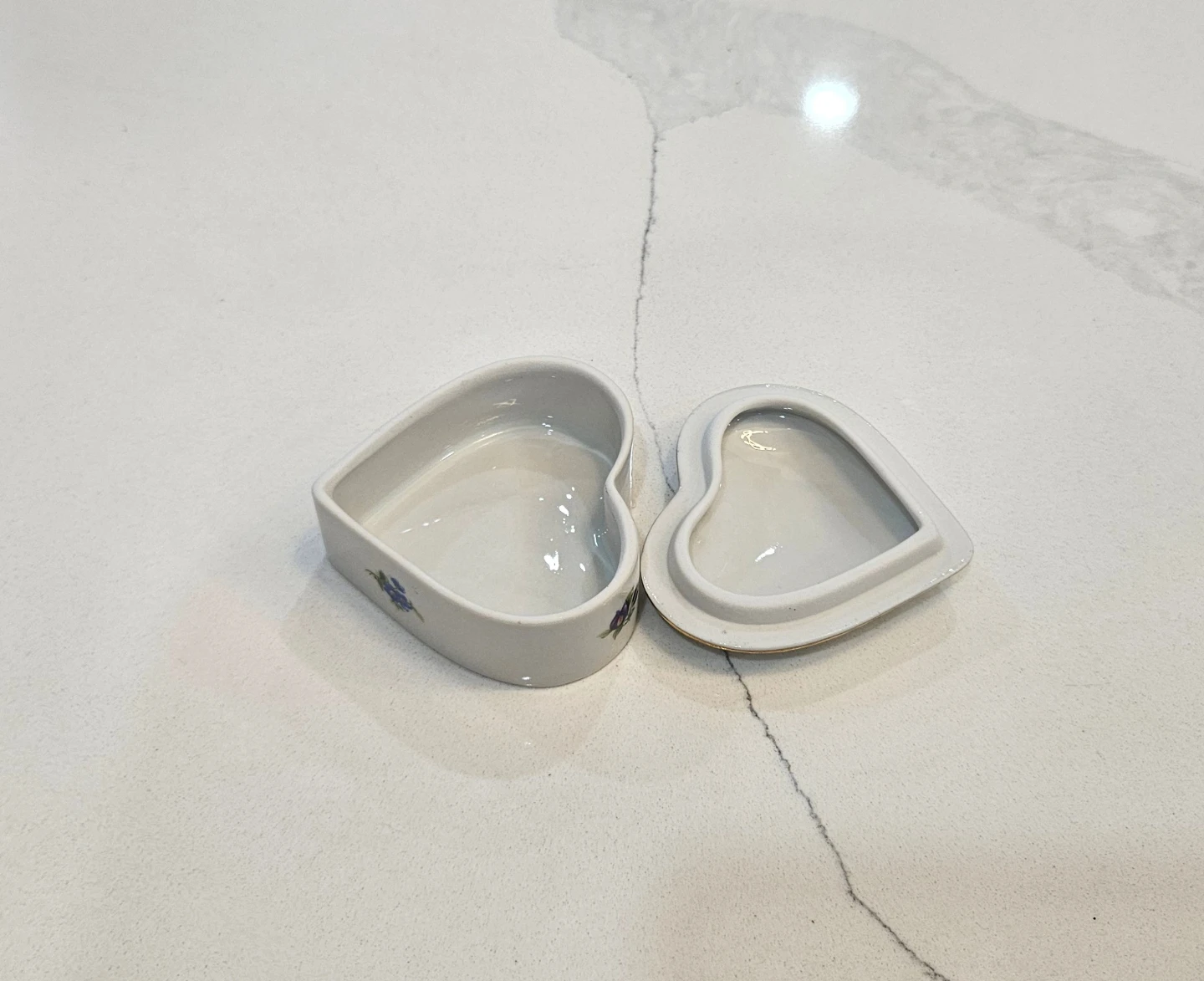 Vintage Heart-Shaped Porcelain Trinket Box - photo 3