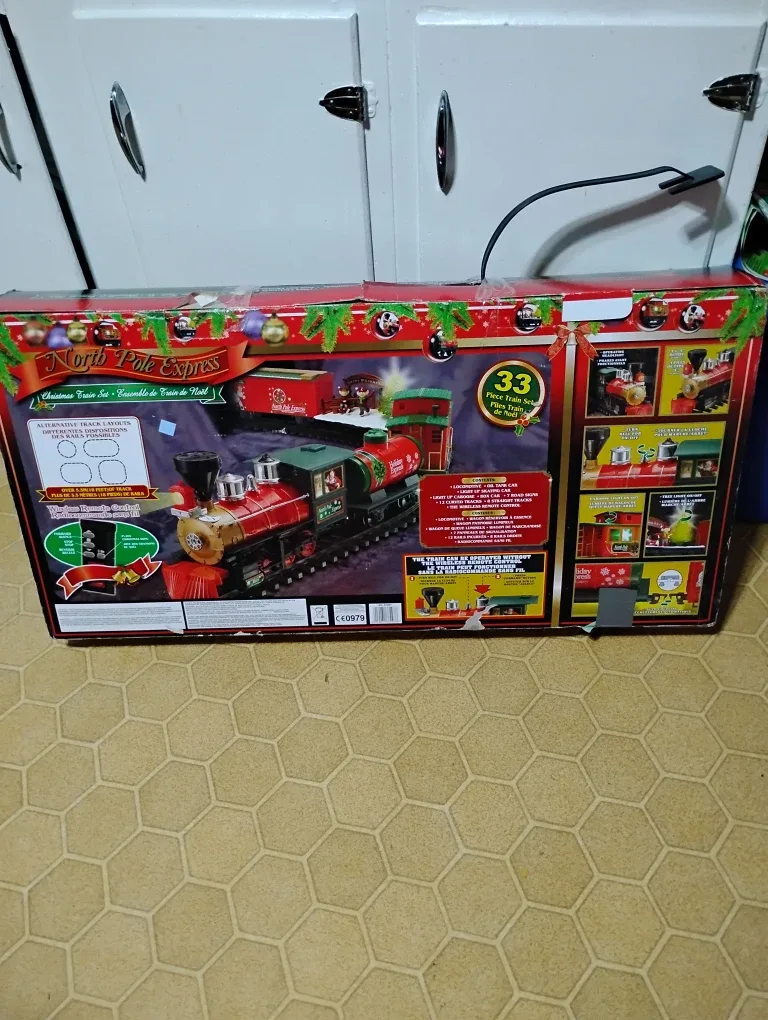 North Pole Express 33 Piece Train Set - New image indicator(4)