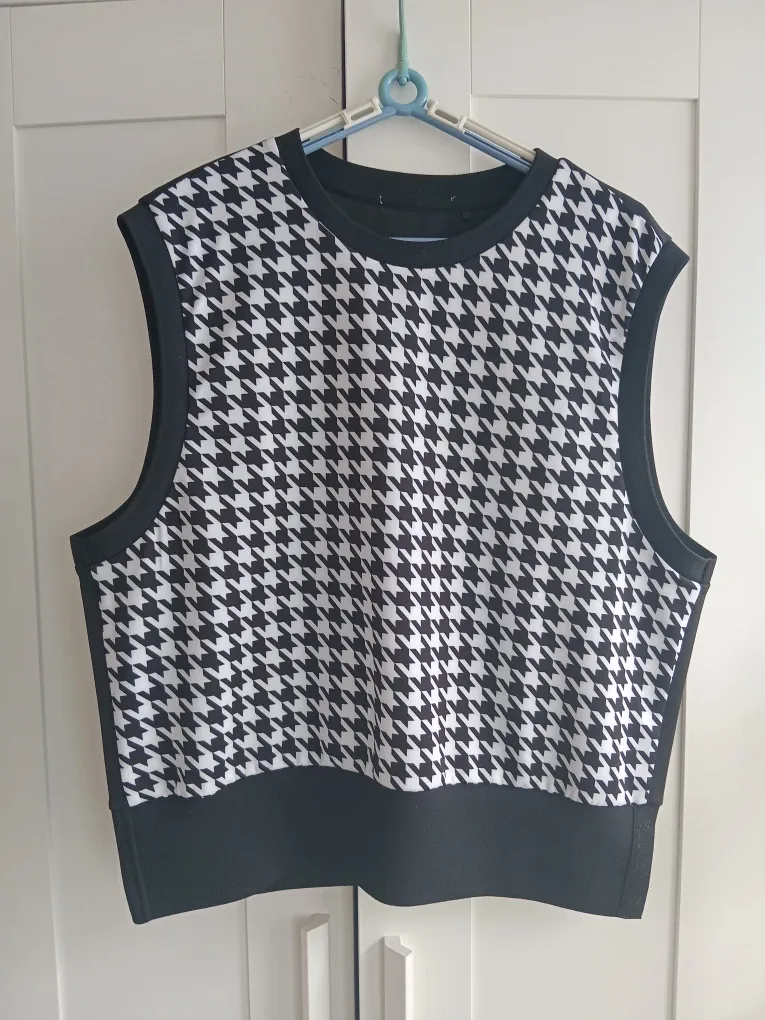 Houndstooth Patterned Sleeveless Top - Size Large