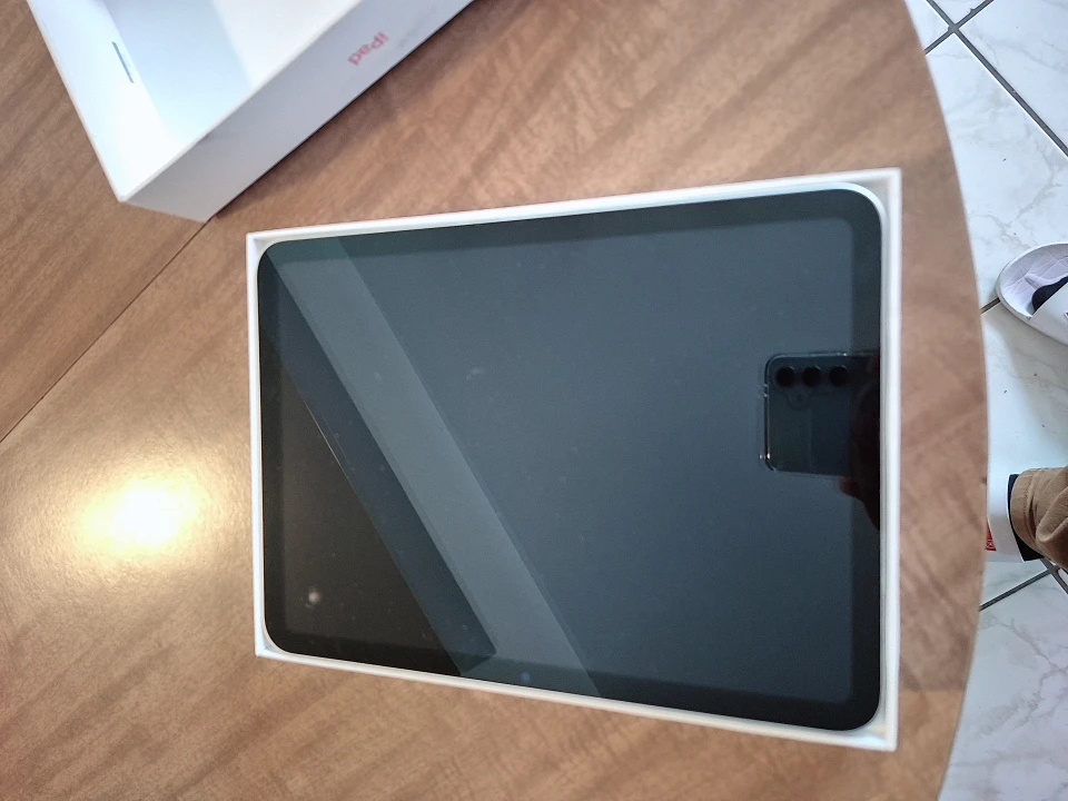 Apple iPad 10th Gen - photo 2