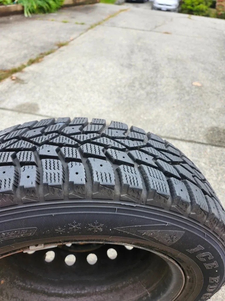 Sumitomo Ice Edge Tire 175/70R14 image indicator(3)