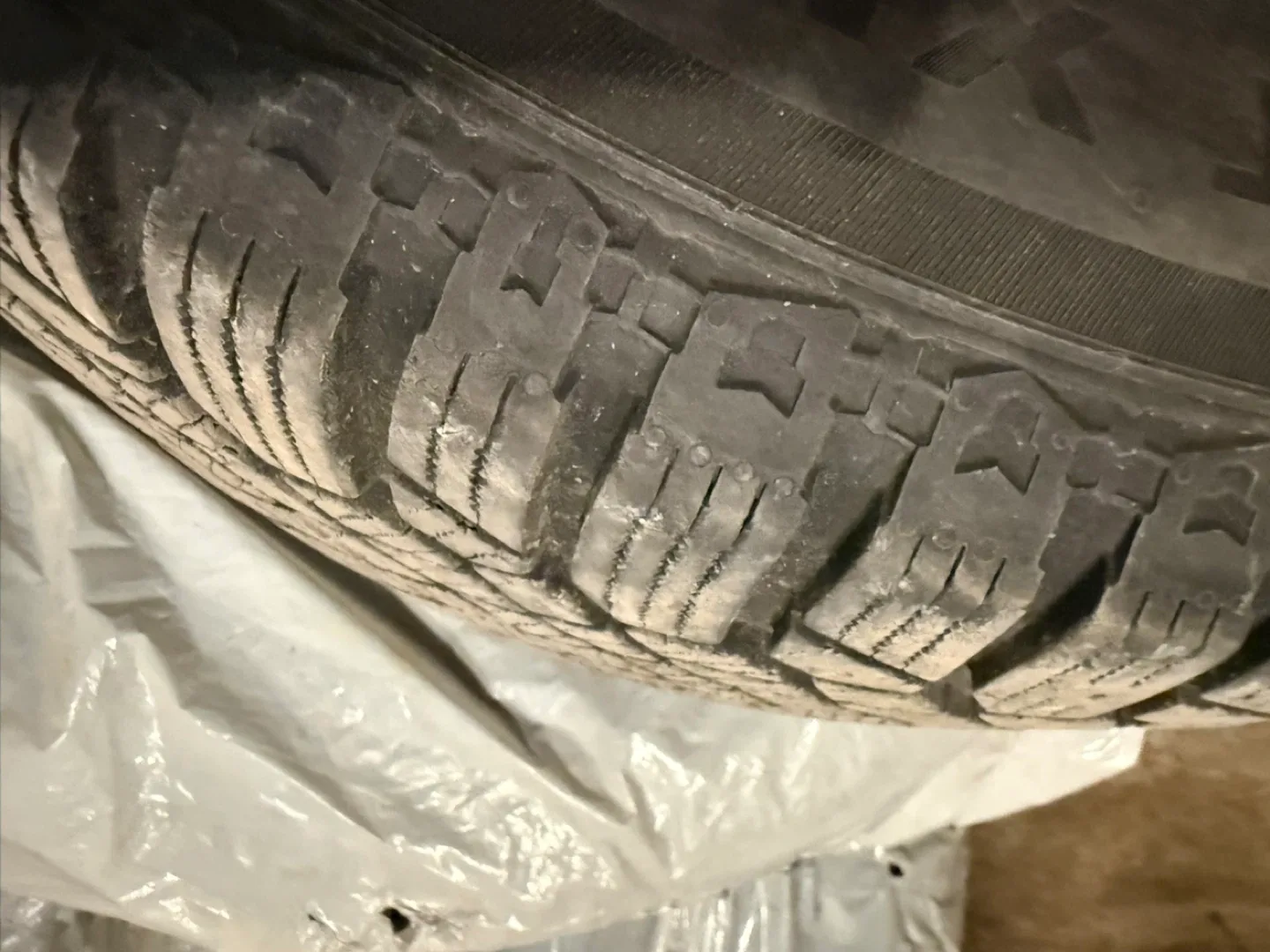 Continental IceContact XTRM 235/65R17 Winter Tire image indicator(6)