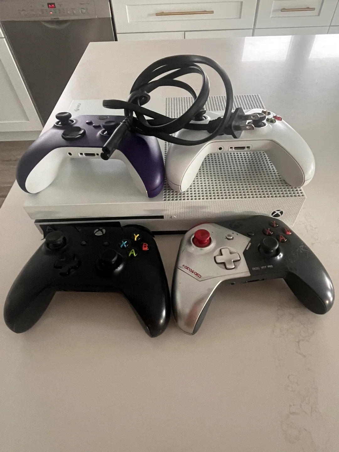 Xbox One S Console + 4 Controllers & Games image indicator(2)