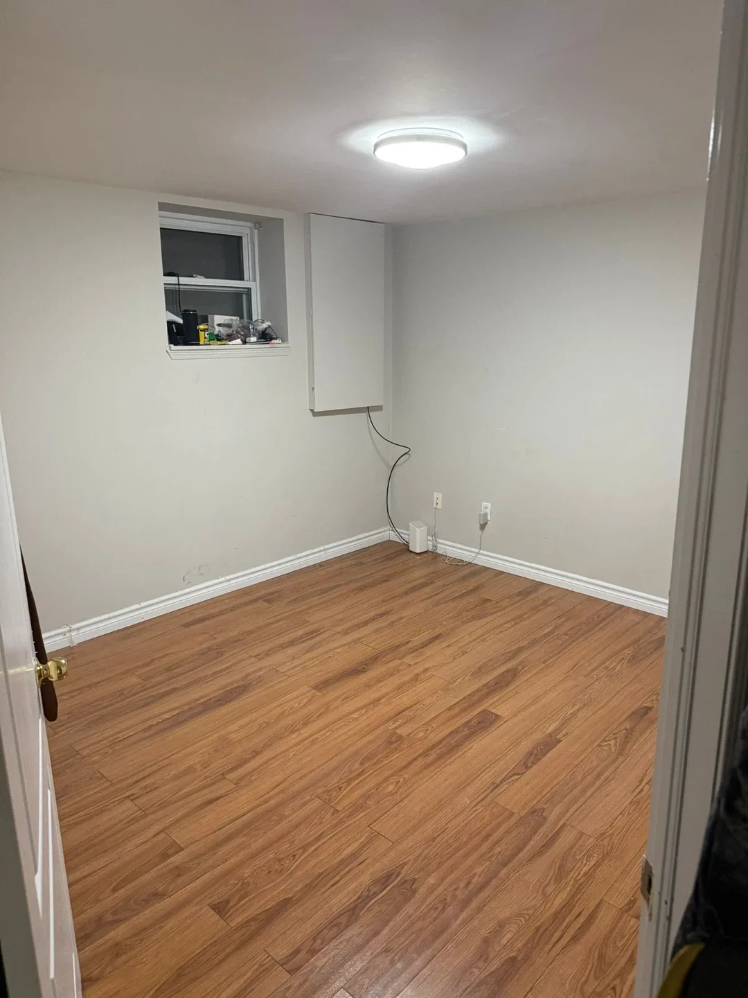 2 bedrooms basement for rent image indicator(5)