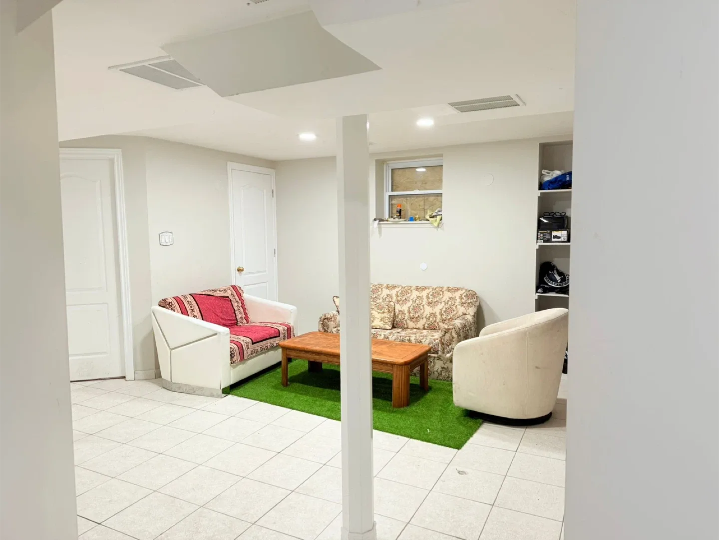 2 bedrooms basement for rent image indicator(3)