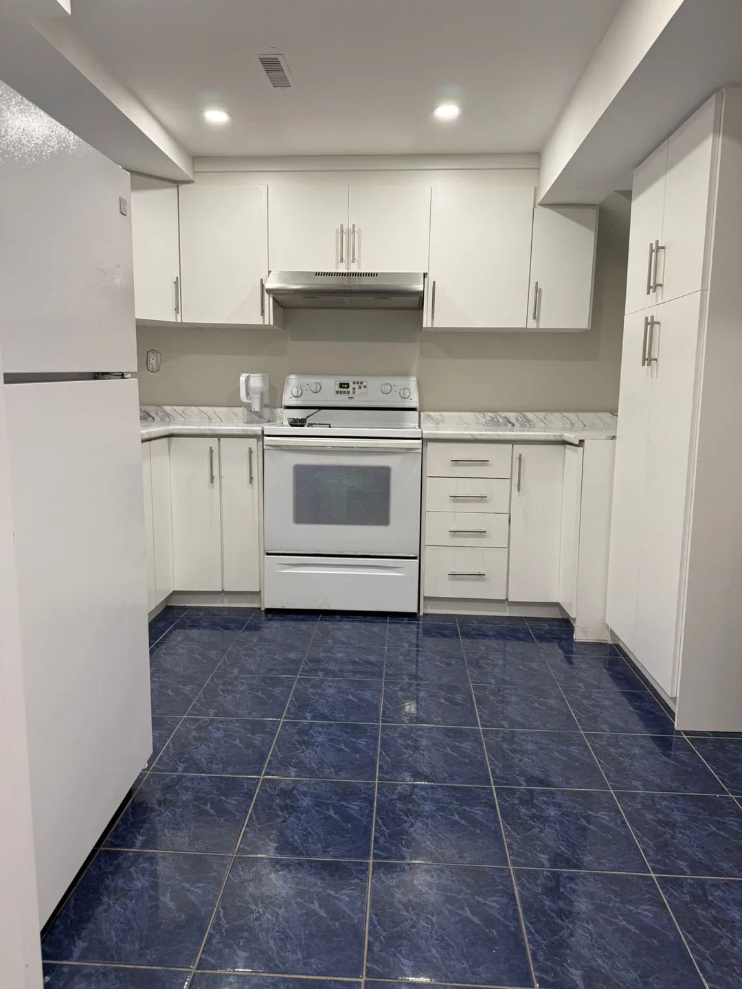 2 bedrooms basement for rent image indicator(7)