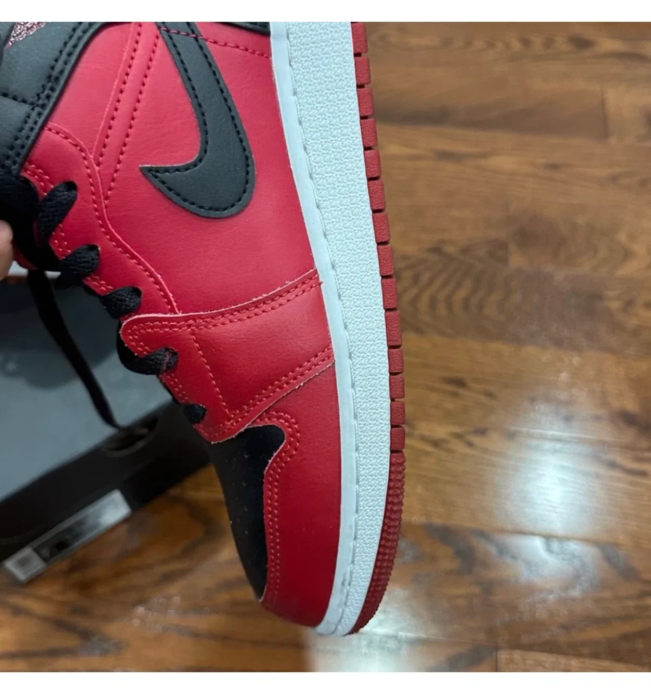 Air Jordan 1 Mid (GS) Gym Red/Black - Size 7Y image indicator(4)