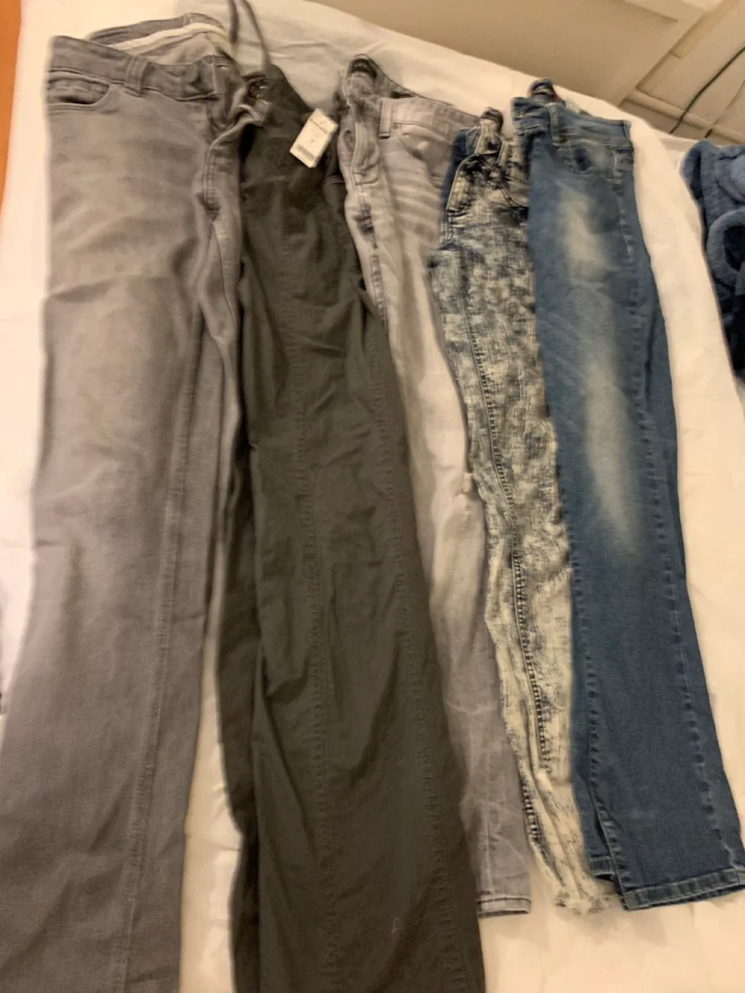 #4.   5 x Jeans Bundle: Guess, Garage, Covet