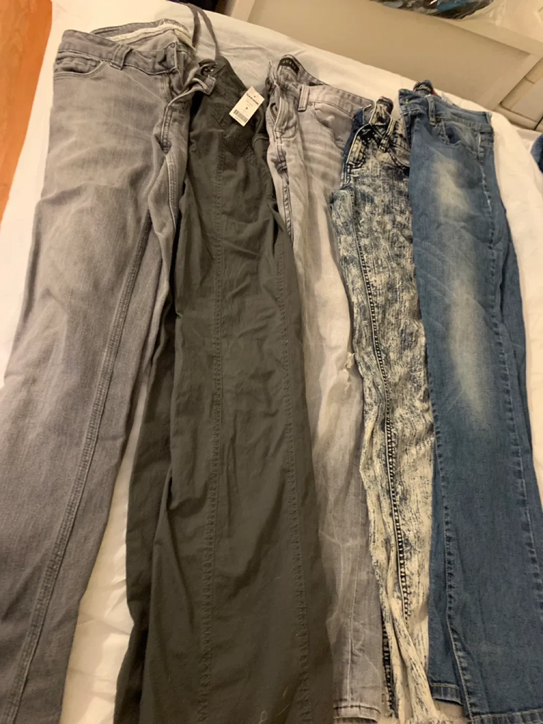 #4.   5 x Jeans Bundle: Guess, Garage, Covet image indicator(4)