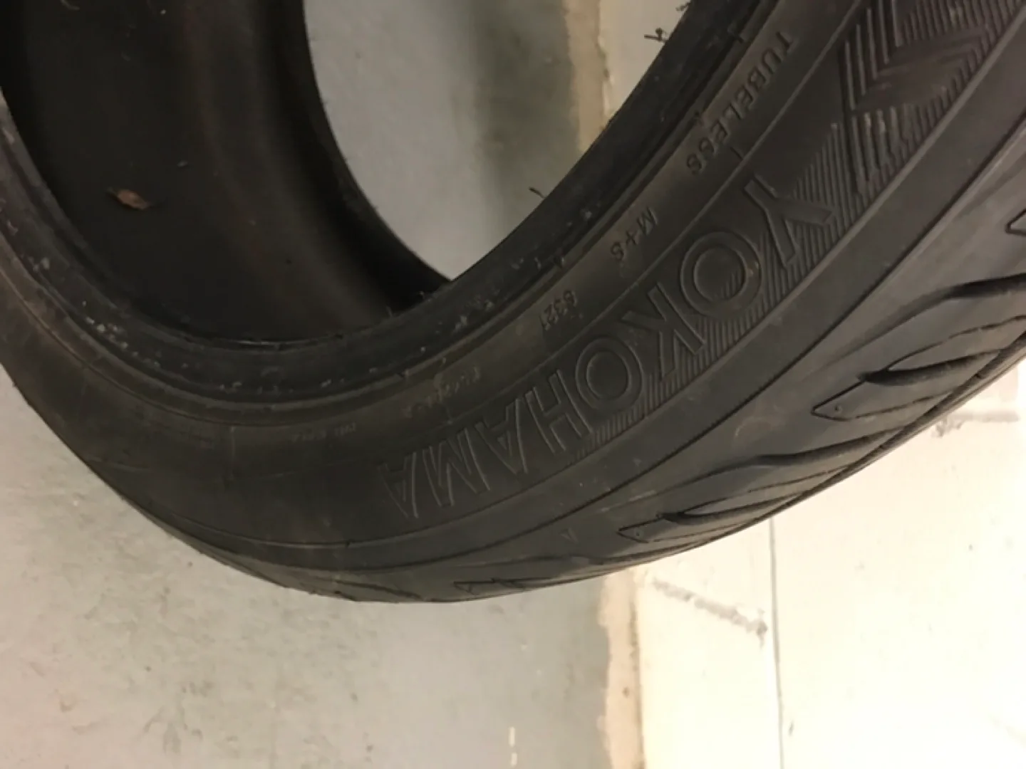 Yokohama Avid ENVigor 245/45R18 Tire image indicator(2)