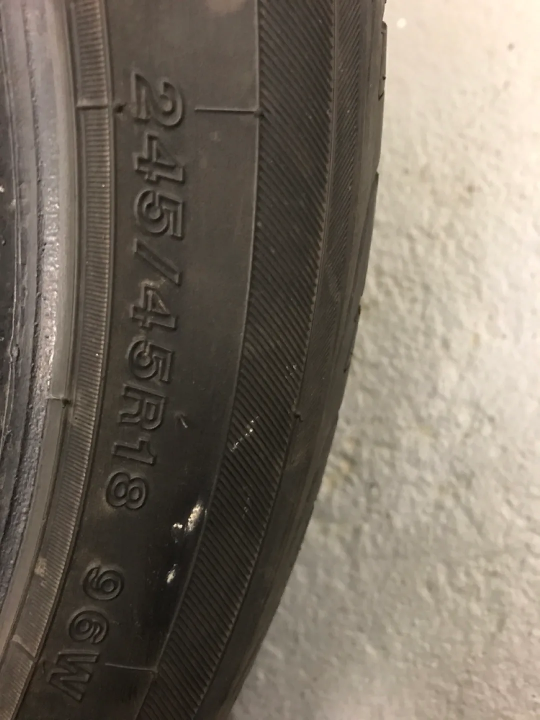 Yokohama Avid ENVigor 245/45R18 Tire image indicator(4)