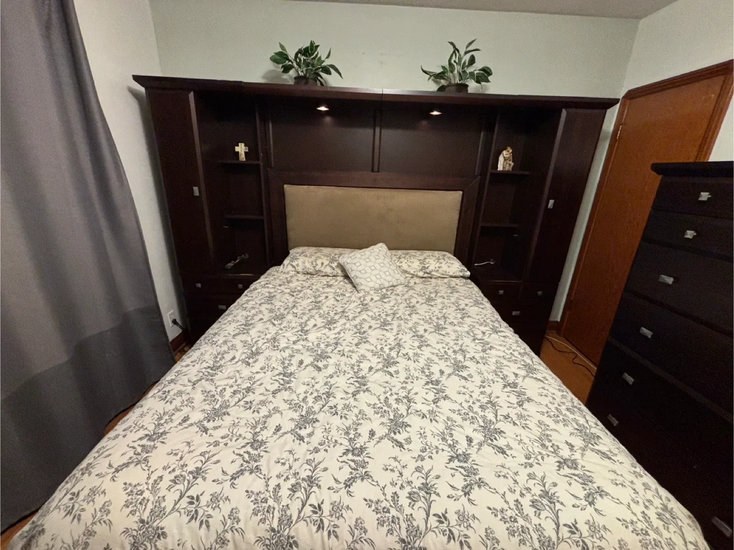 Queen Dark Wood Bedroom Set - headboard & 2 dressers image indicator(2)