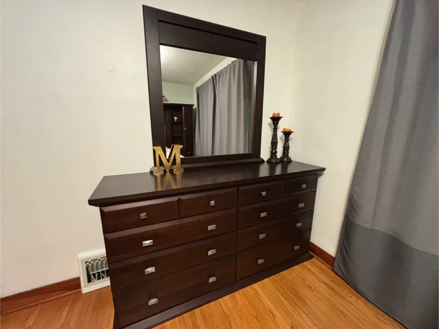 Queen Dark Wood Bedroom Set - headboard & 2 dressers image indicator(4)