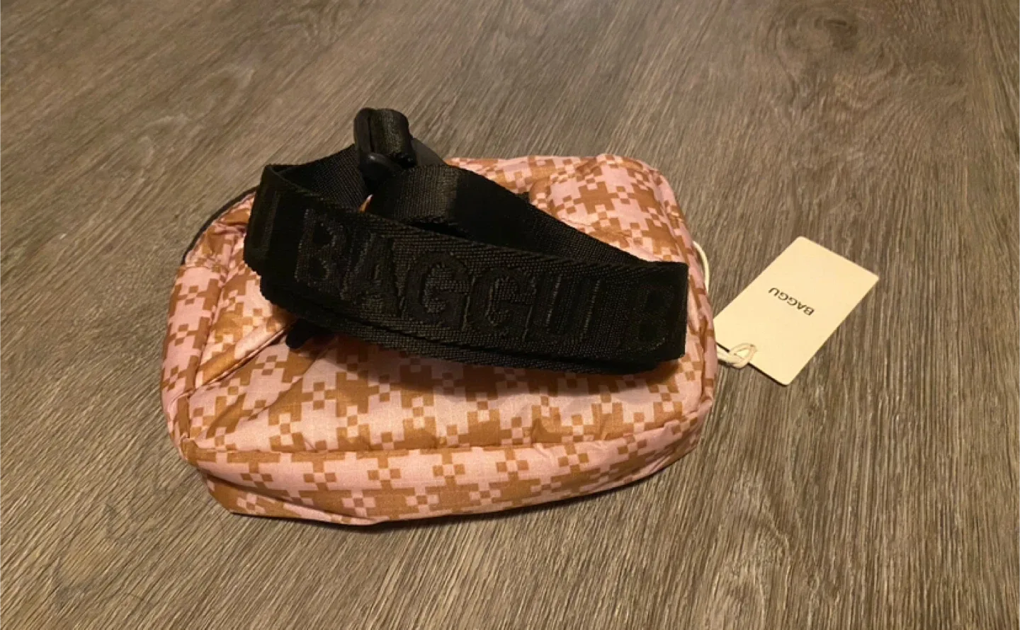 BNWT Baggu Fannypack image indicator(2)