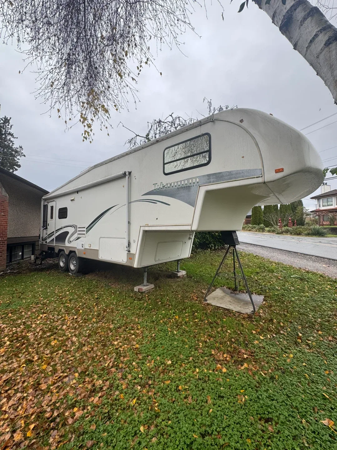 GMC Sierra DURAMAX 3500 + 2004 Titanium Fifth Wheel Combo image indicator(6)