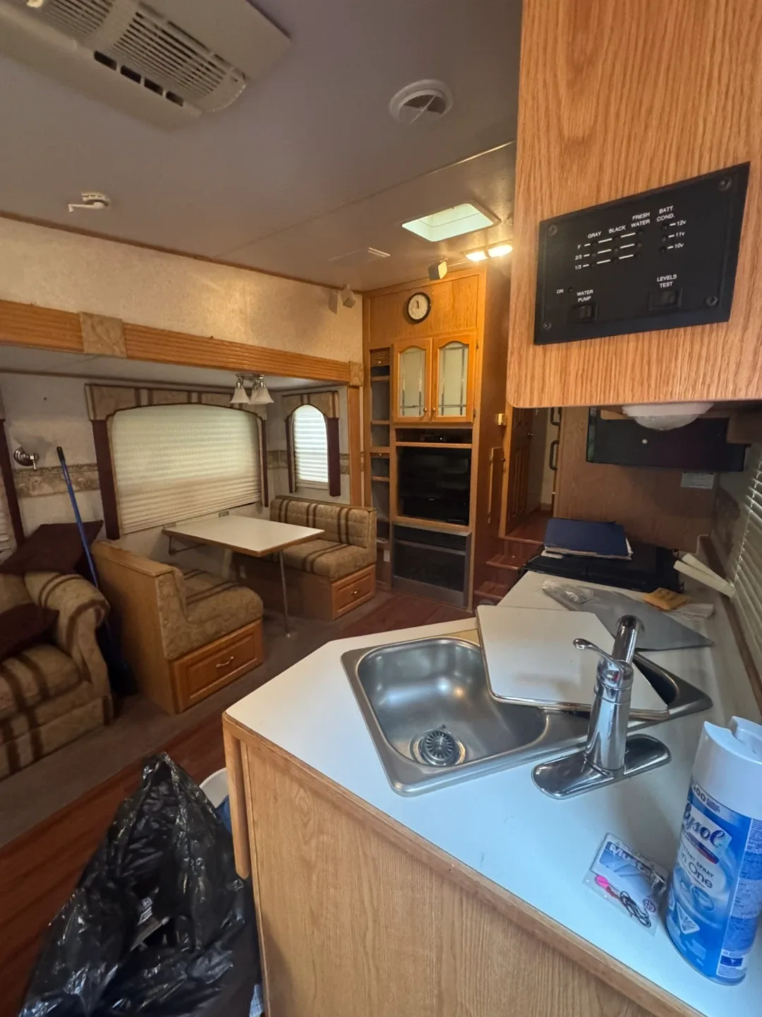 GMC Sierra DURAMAX 3500 + 2004 Titanium Fifth Wheel Combo image indicator(8)