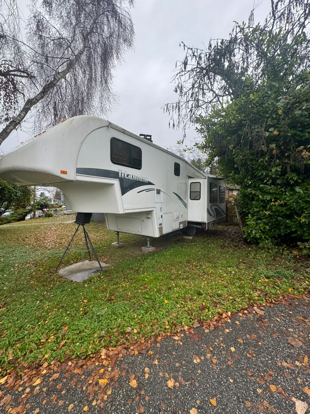 GMC Sierra DURAMAX 3500 + 2004 Titanium Fifth Wheel Combo image indicator(7)