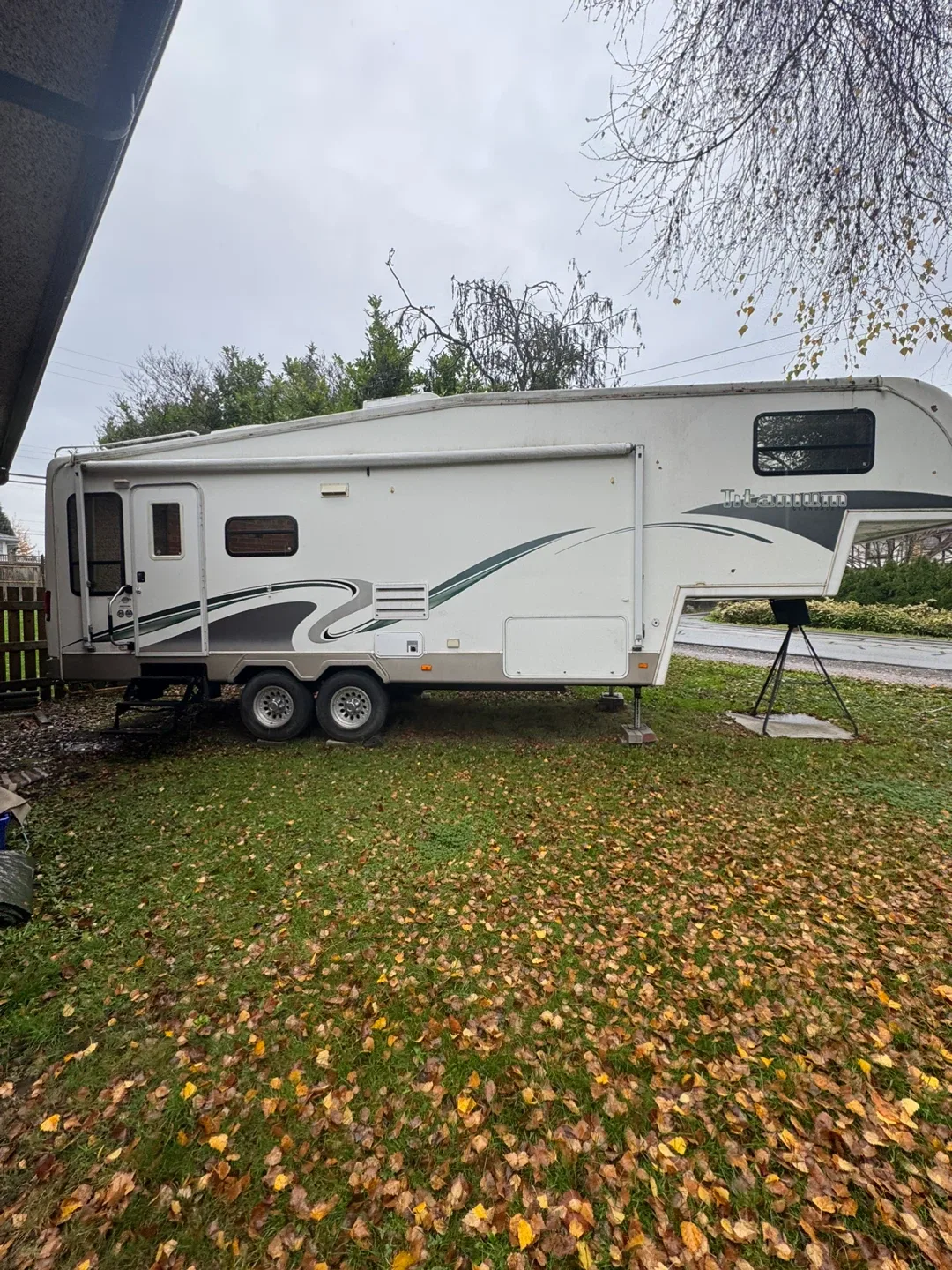 GMC Sierra DURAMAX 3500 + 2004 Titanium Fifth Wheel Combo image indicator(10)