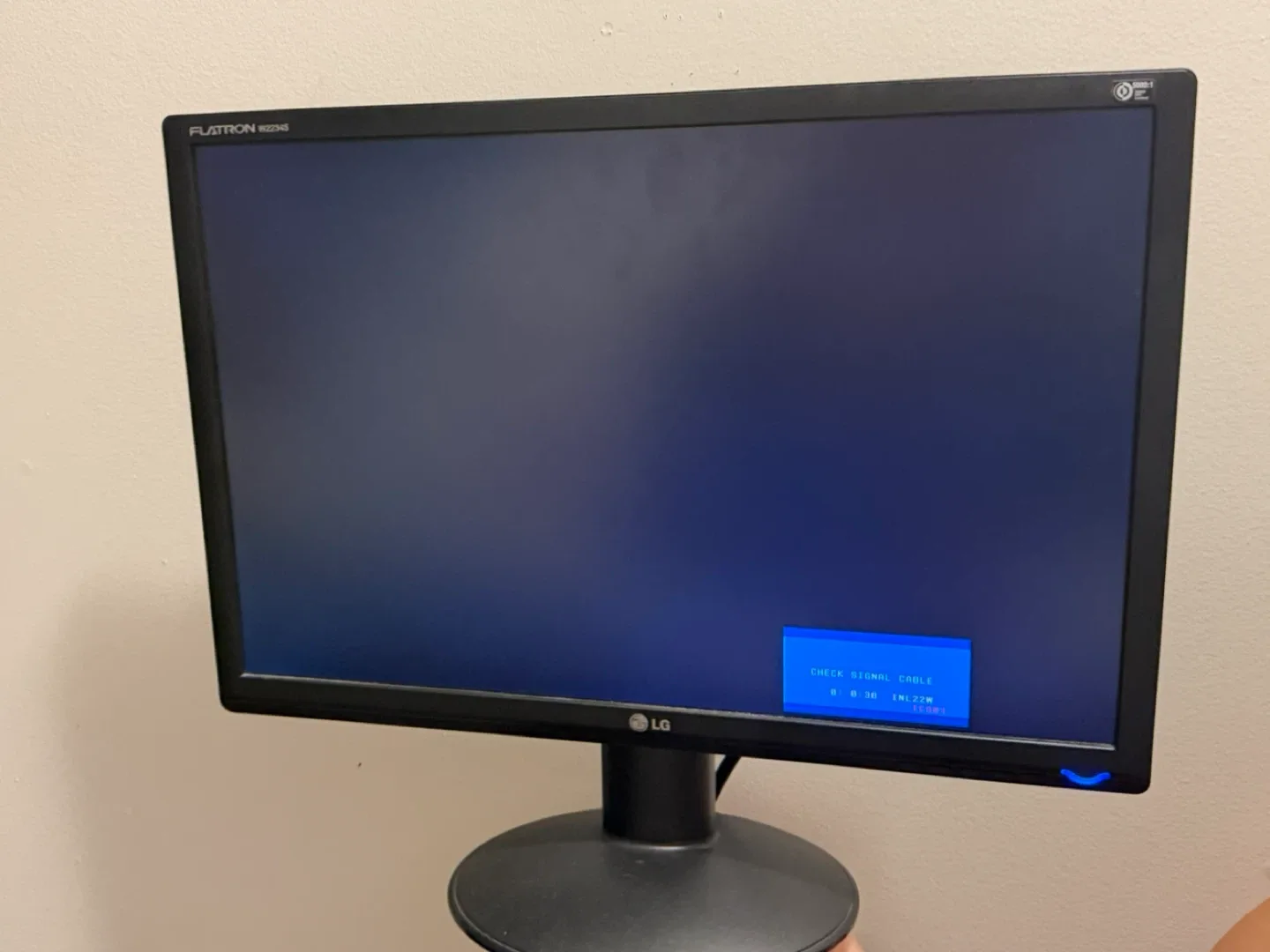 LG Flatron W2234S-BN Monitor + Cables