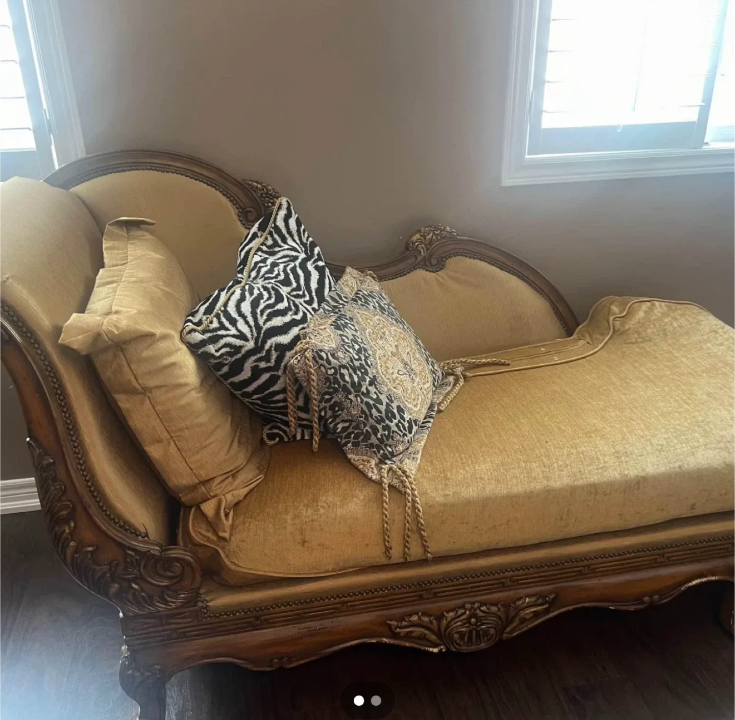 Vintage Chaise Lounge - Elegant & Comfortable