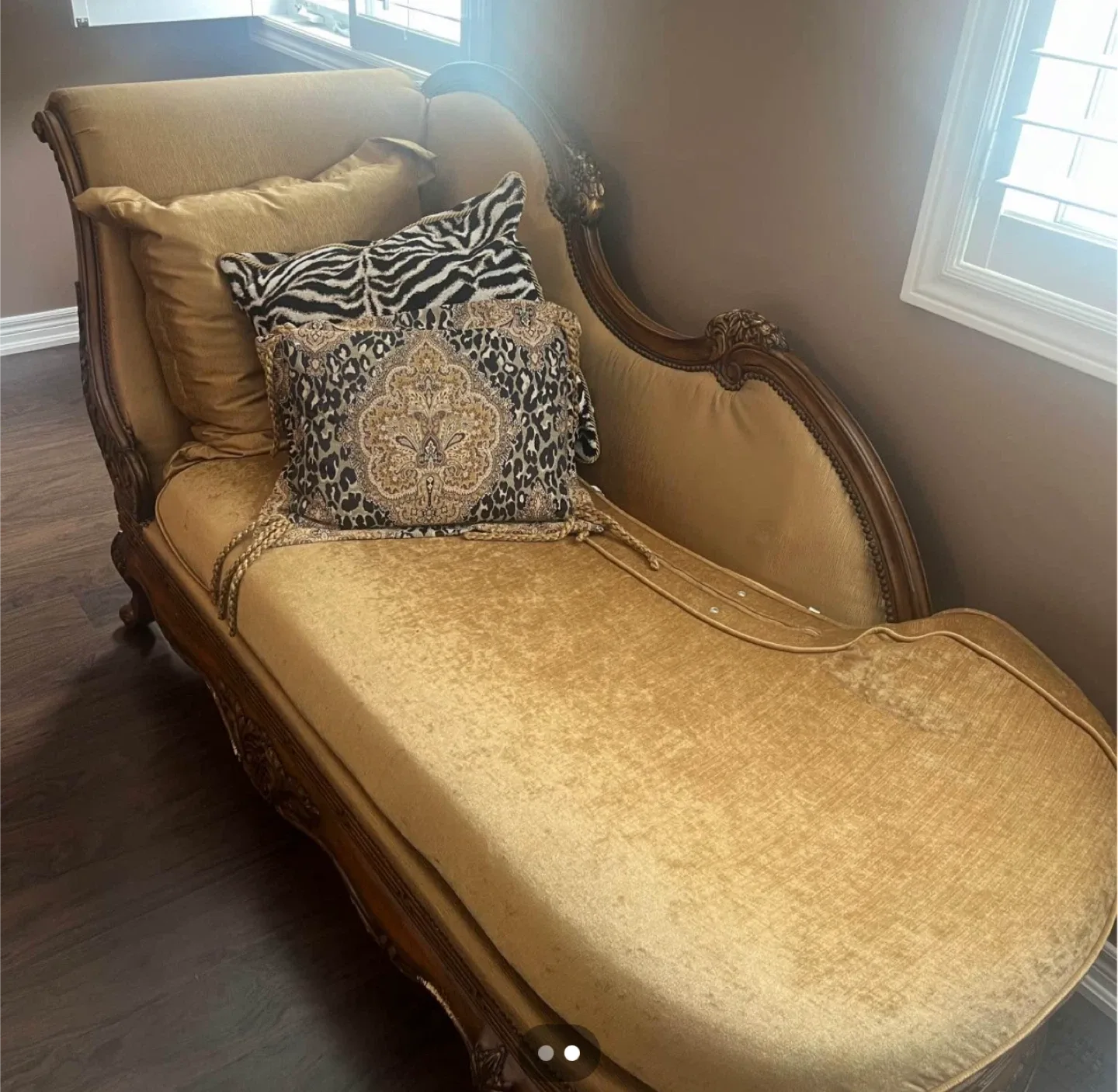 Vintage Chaise Lounge - Elegant & Comfortable image indicator(2)