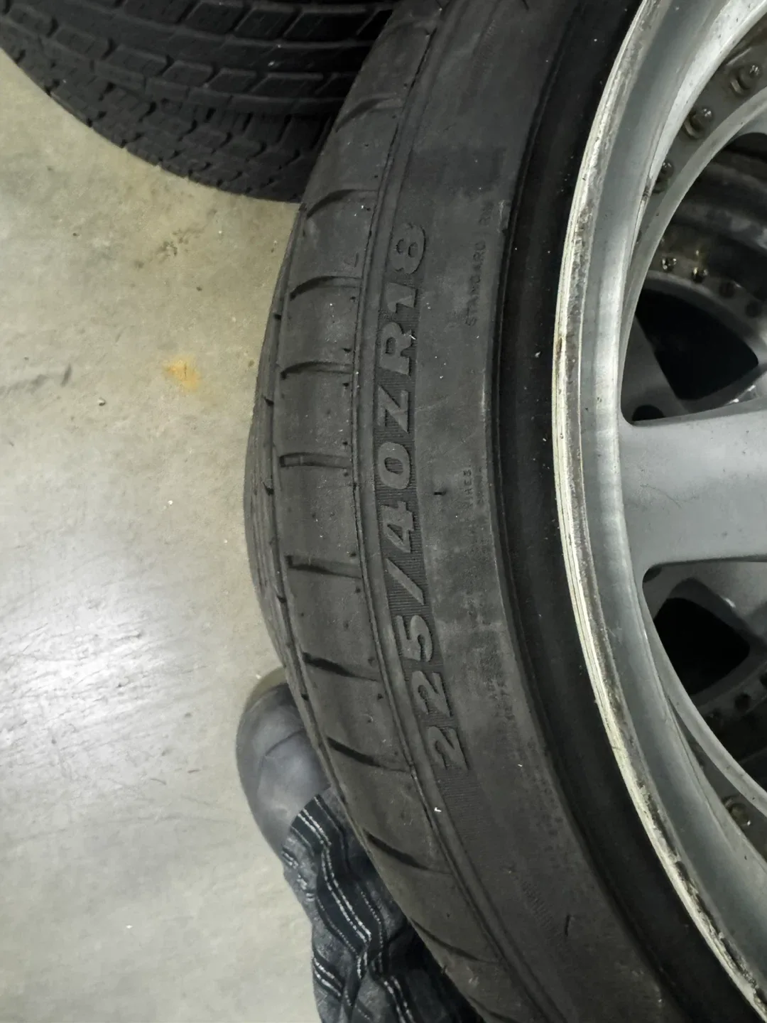 ESR Wheels 225/40ZR18 image indicator(2)