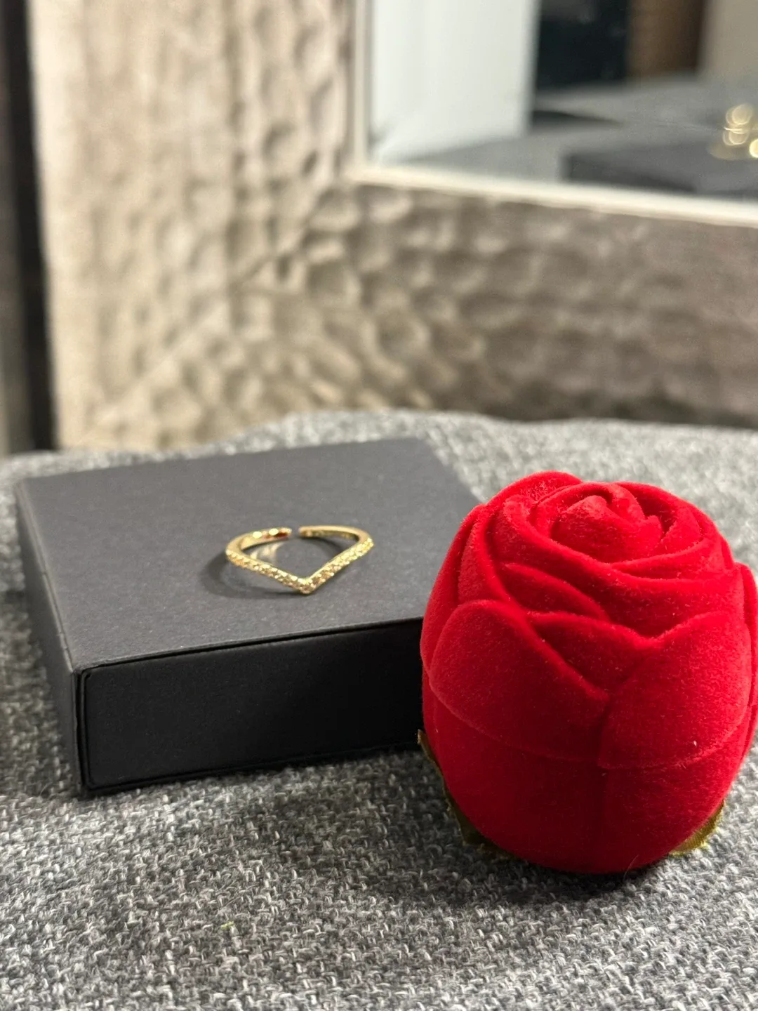 Gold V-shaped Ring image indicator(2)