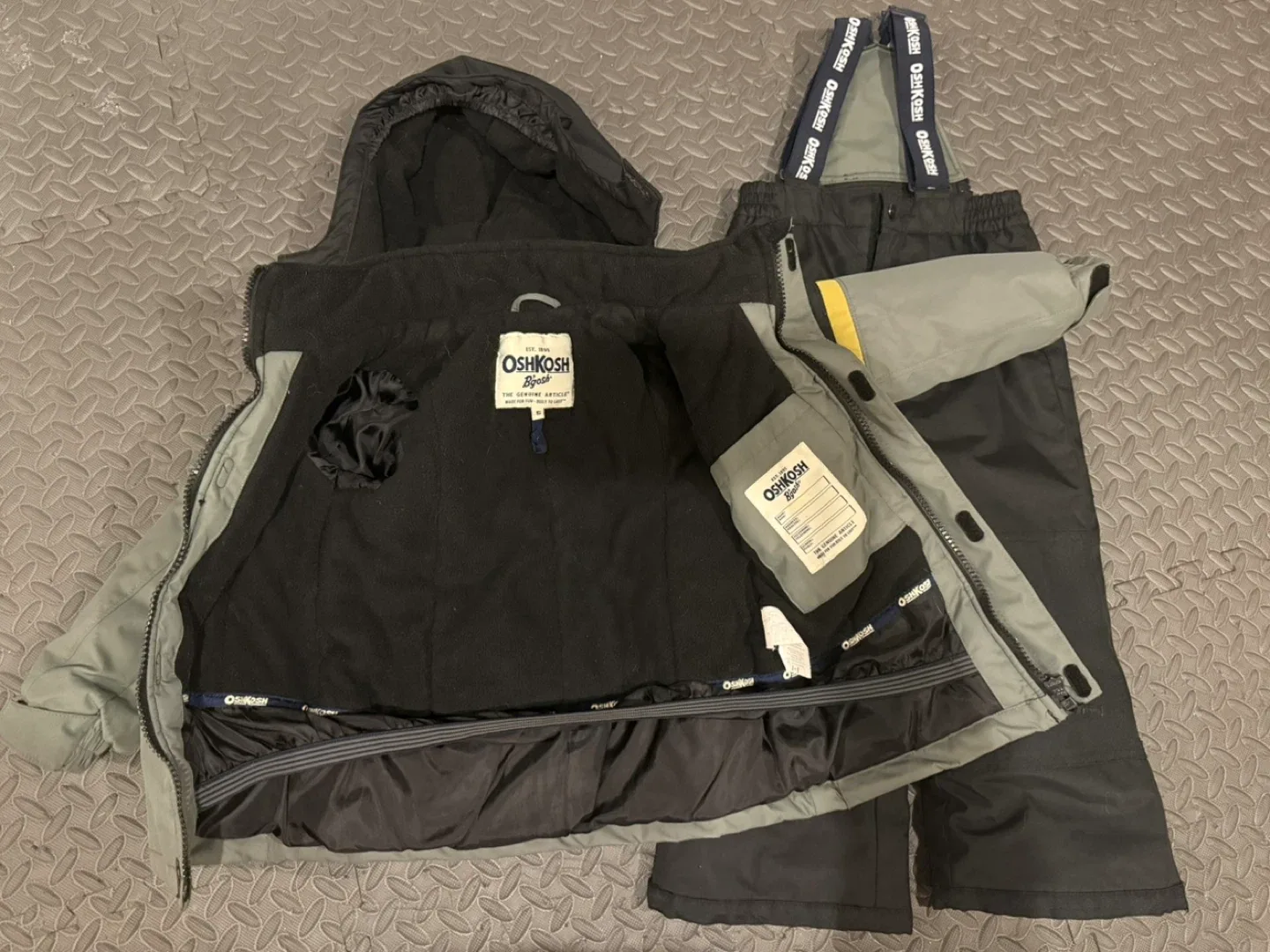 OshKosh B'gosh Size 5 Snowsuit image indicator(2)