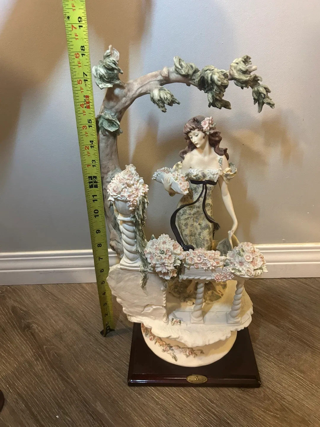 Giuseppe Armani Figurine “The Flower Girl” image indicator(4)