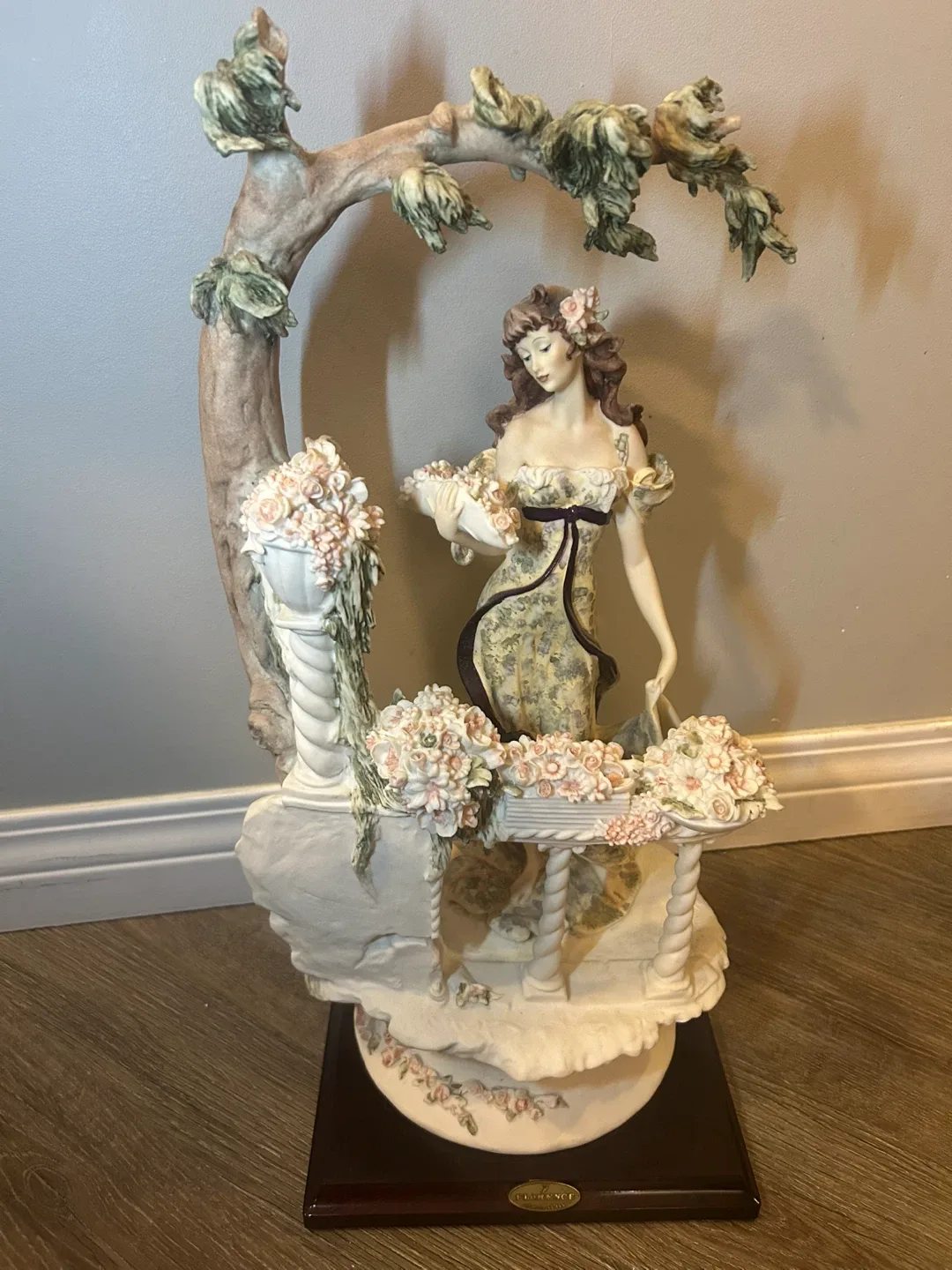 Giuseppe Armani Figurine “The Flower Girl”