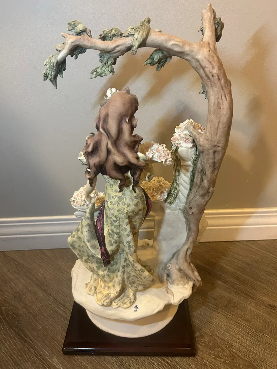 Giuseppe Armani Figurine “The Flower Girl” image indicator(6)